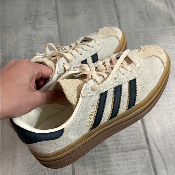 adidas Gazelle women’s Sneakers in Cream with Black Stripes and Gum Sole size 8 - Picture 5 of 7